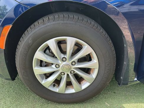 Used 2017 Chrysler Pacifica Touring-L FWD image 45