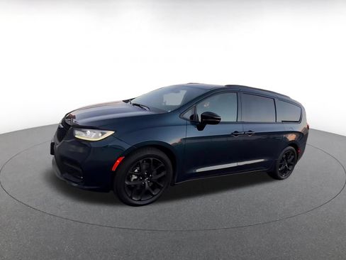 Used 2025 Chrysler Pacifica Limited FWD image 8