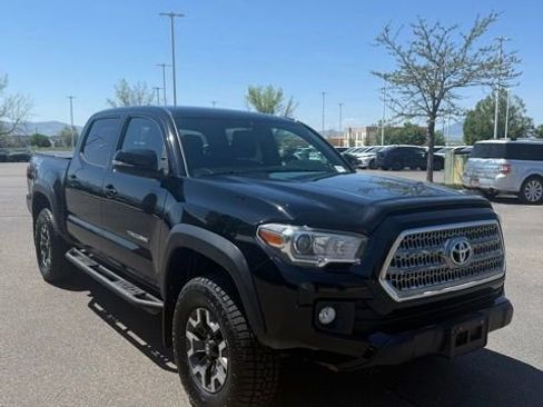 Used 2017 Toyota Tacoma TRD Off-Road AWD/4WD image 4