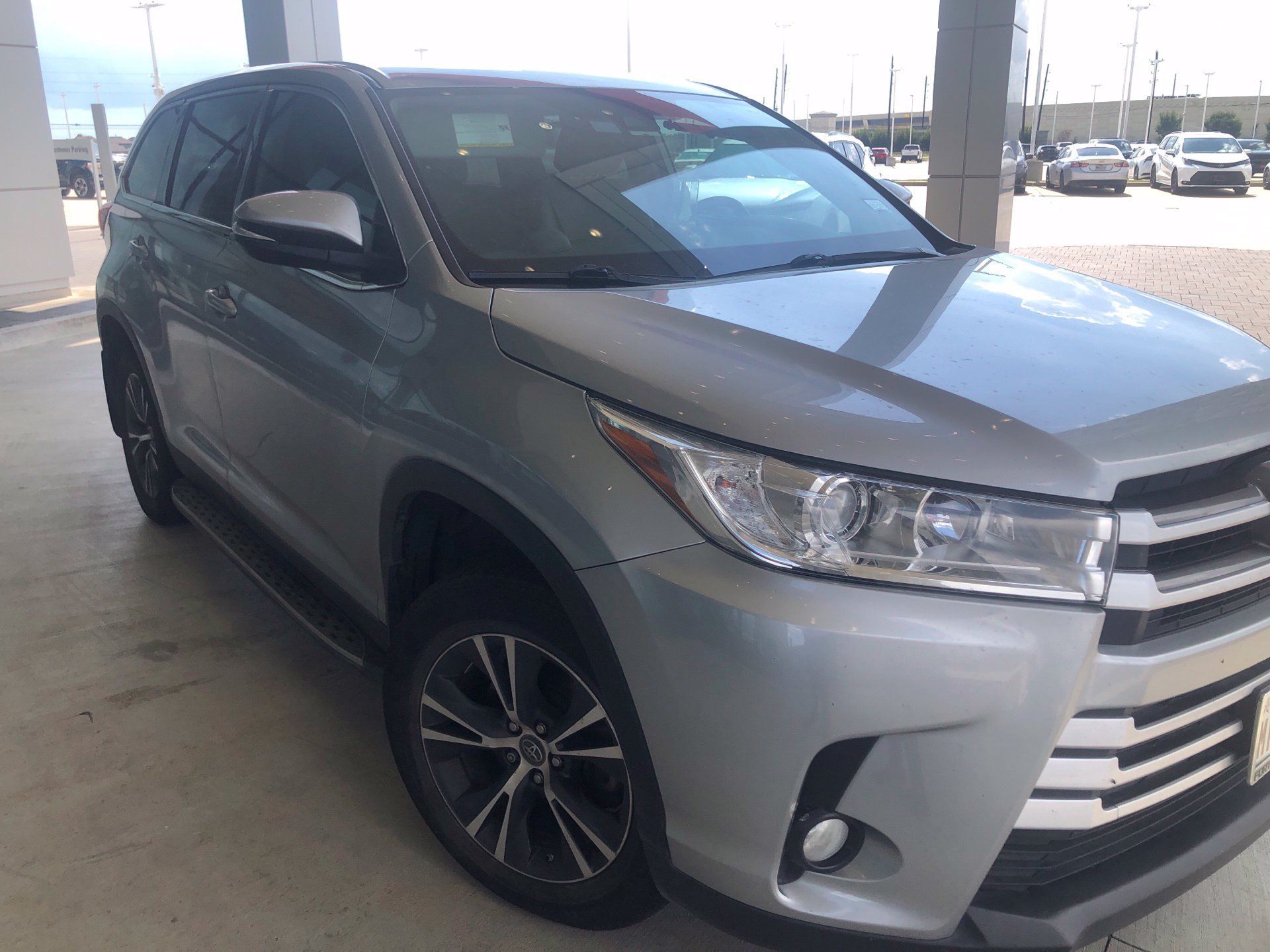 Used 2019 Toyota Highlander Plus FWD image 2