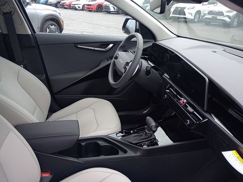 New 2025 Kia Niro EX Touring image 7