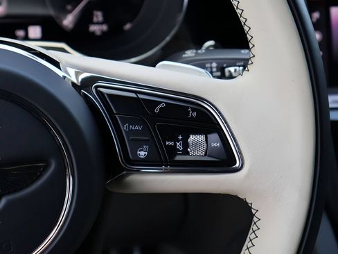 Used 2021 Bentley Bentayga Plug-In Hybrid AWD/4WD image 34