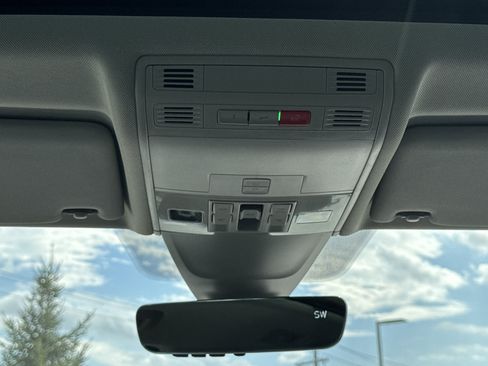 Used 2024 Volkswagen Tiguan SE w/ Panoramic Sunroof Package AWD/4WD image 11