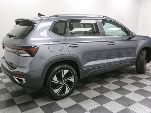 Certified 2025 Volkswagen Taos SE w/ Panoramic Sunroof Package AWD/4WD image 10