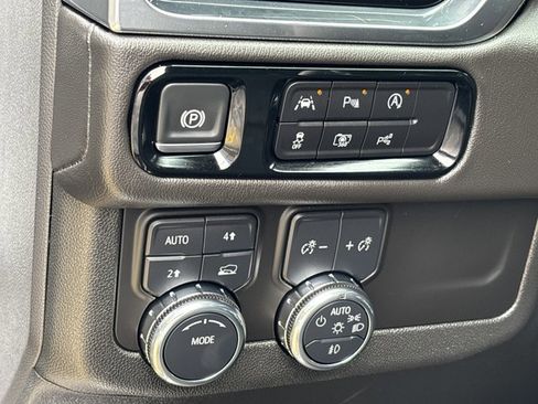 Used 2025 GMC Yukon XL Denali AWD/4WD image 28