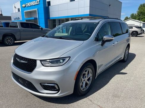 Used 2023 Chrysler Pacifica Limited FWD image 2