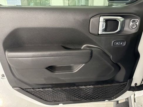 Used 2022 Jeep Gladiator Willys image 17