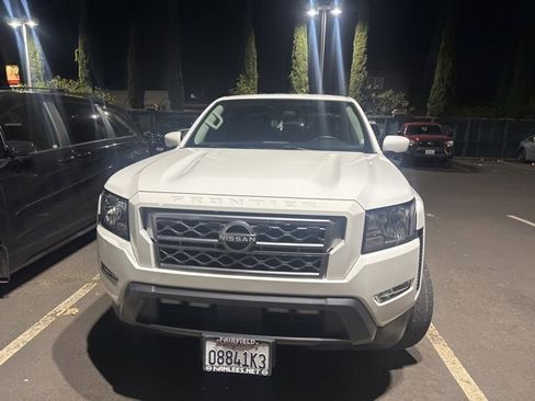Used 2022 Nissan Frontier SV image 2