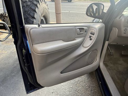Used 2003 Chrysler Town & Country LX FWD image 13