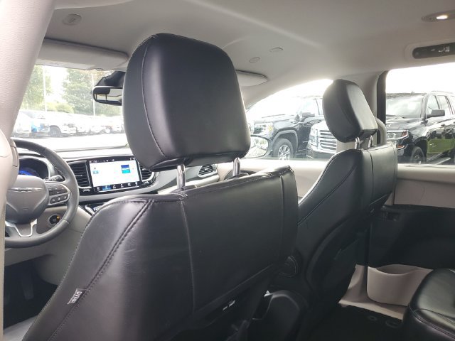 Used 2023 Chrysler Pacifica Touring-L FWD image 11