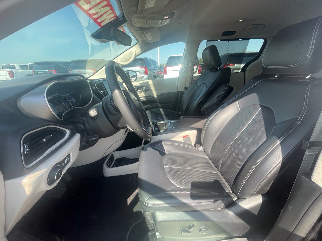 Used 2024 Chrysler Pacifica Touring-L FWD image 13
