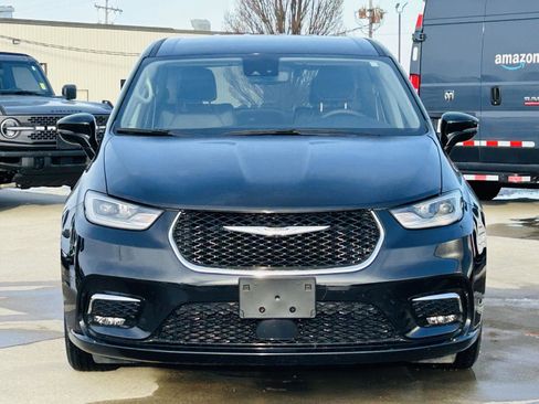 Used 2024 Chrysler Pacifica Touring-L image 25