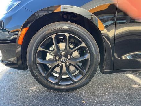 New 2026 Chrysler Pacifica Limited w/ S Appearance Package image 5