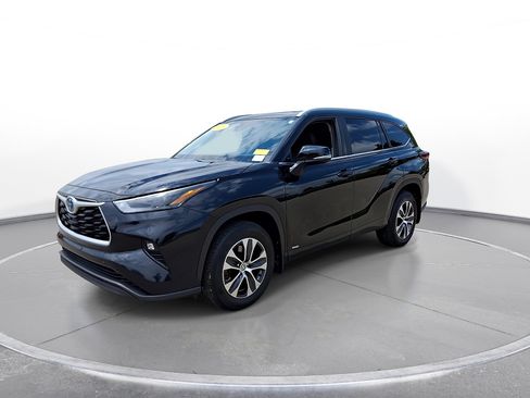 Used 2023 Toyota Highlander XLE AWD/4WD image 4