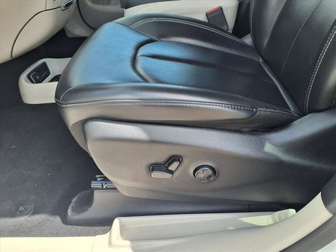 Used 2023 Chrysler Pacifica Touring-L FWD image 13