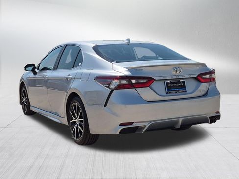 Used 2022 Toyota Camry SE FWD image 4