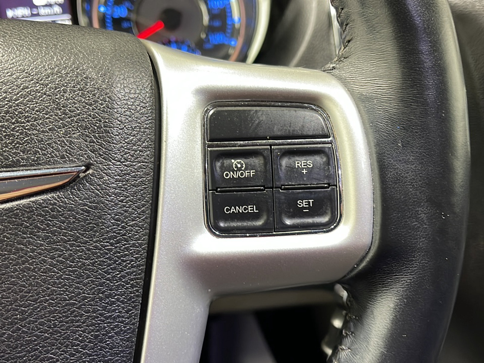 Used 2015 Chrysler Town & Country Touring FWD image 7