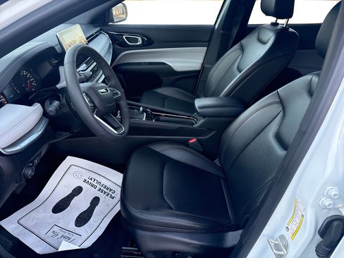 Used 2024 Jeep Compass Limited image 9