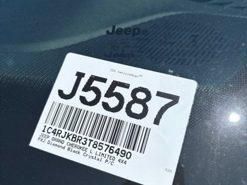 New 2026 Jeep Grand Cherokee L Limited w/ Luxury Tech Group II AWD/4WD image 36
