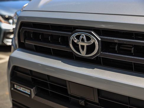 Certified 2025 Toyota 4Runner SR5 AWD/4WD image 11