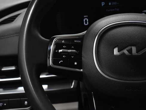 Used 2025 Kia Carnival FWD image 12