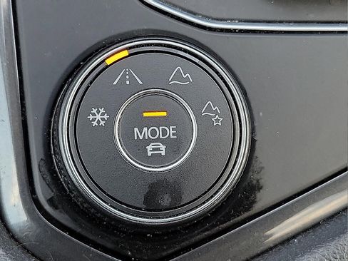 Used 2020 Volkswagen Tiguan SE image 16