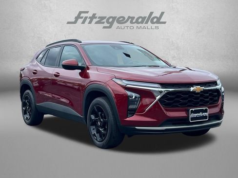 Used 2025 Chevrolet Trax LT FWD image 1