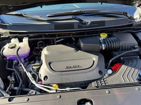 Used 2025 Chrysler Pacifica Select image 9