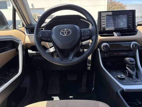 Used 2022 Toyota RAV4 LE AWD/4WD image 16