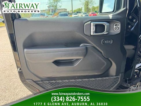 Used 2025 Jeep Wrangler Unlimited Rubicon w/ Convenience Group image 26