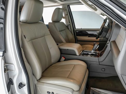 Used 2015 Lincoln Navigator 2WD image 28