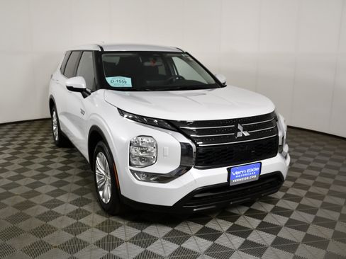 Used 2024 Mitsubishi Outlander ES AWD/4WD image 3