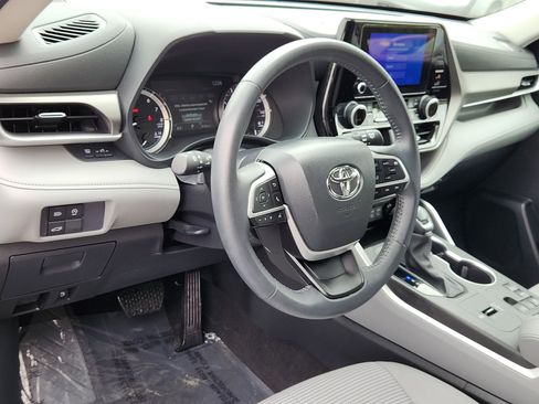 Certified 2024 Toyota Highlander LE FWD image 11