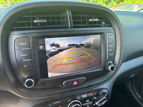 Used 2025 Kia Soul LX w/ LX Technology Package FWD image 20