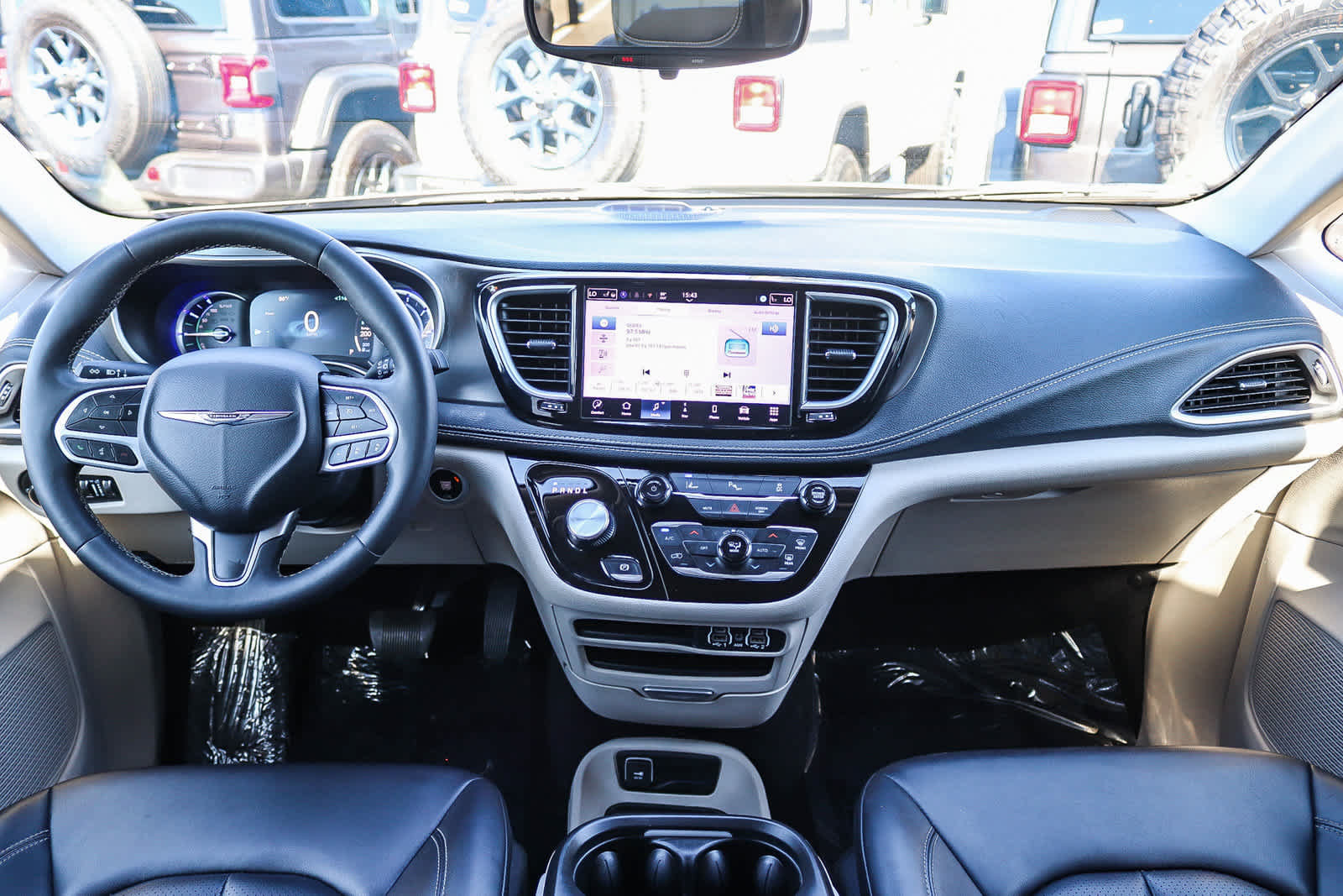 Used 2024 Chrysler Pacifica Limited FWD image 12