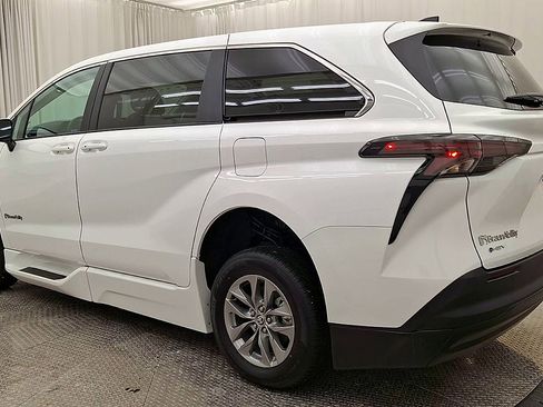 Used 2025 Toyota Sienna LE image 9