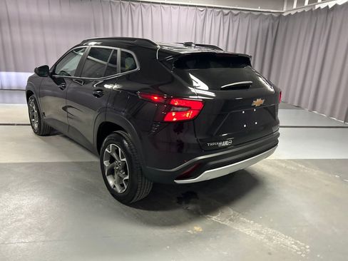 Used 2025 Chevrolet Trax LT w/ LT Convenience Package image 5