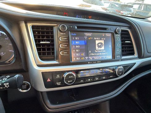 Used 2019 Toyota Highlander SE w/ Nightshade Edition image 33