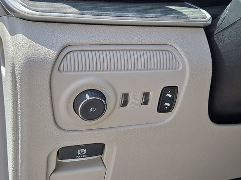 Used 2024 Jeep Wagoneer L Series II w/ Flexible Seating Group RWD image 26