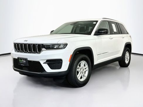 Used 2023 Jeep Grand Cherokee Laredo w/ Luxury Tech Group I AWD/4WD image 3