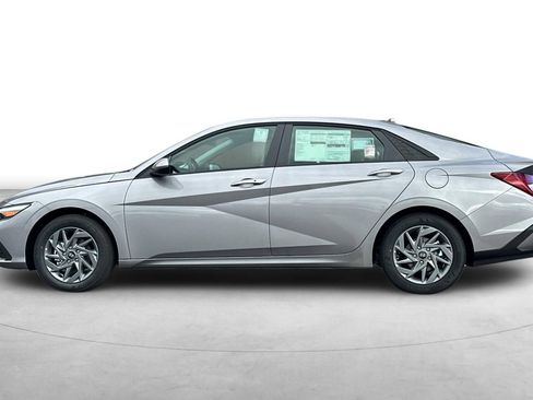 Used 2026 Hyundai Elantra Hybrid FWD image 3