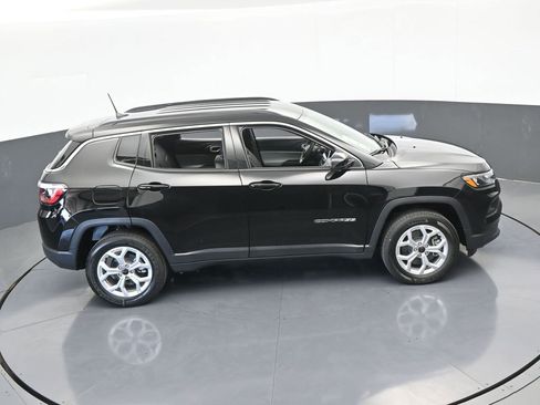 Used 2025 Jeep Compass Latitude image 40