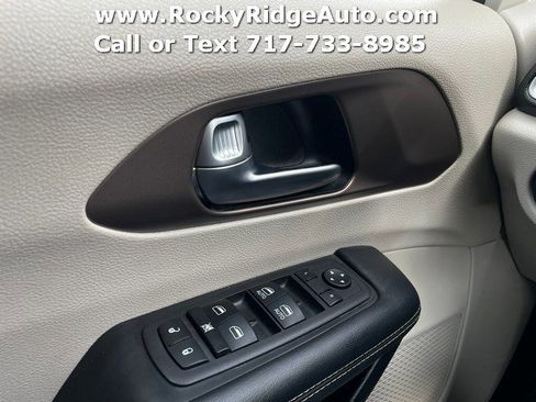 Used 2023 Chrysler Voyager LX image 30