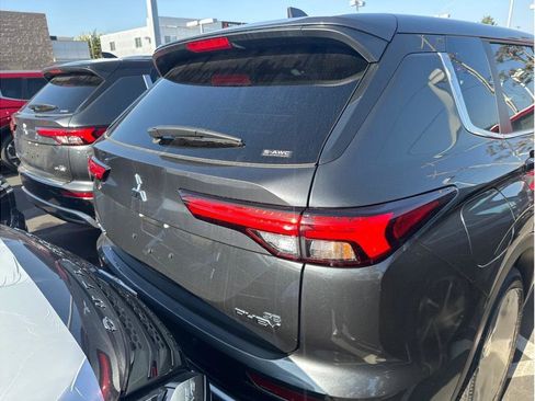 Used 2025 Mitsubishi Outlander 4WD Plug-In Hybrid image 3