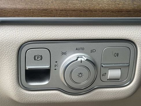 Used 2022 Mercedes-Benz GLS 450 4MATIC image 22