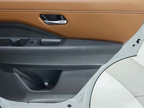 Certified 2025 Nissan Pathfinder Platinum FWD image 35