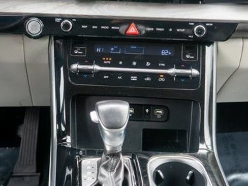 Used 2024 Kia Carnival EX FWD image 18