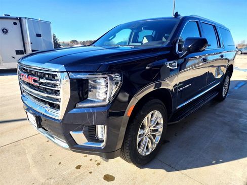 Used 2023 GMC Yukon XL SLT image 3