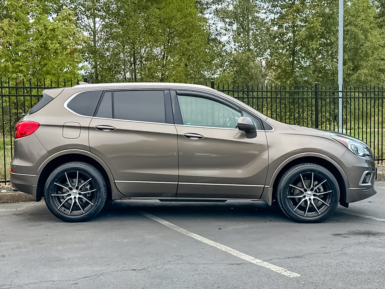 Used 2018 Buick Envision Premium AWD/4WD image 3