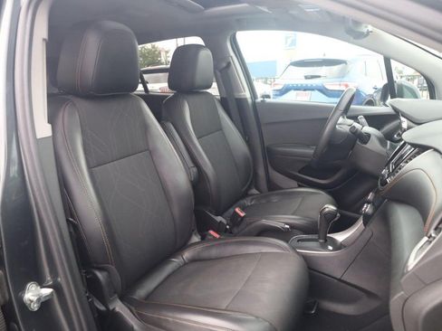 Used 2020 Chevrolet Trax LT w/ Sun & Sound Package FWD image 19